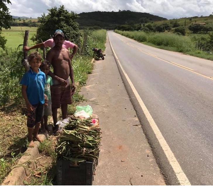 sensivel-mente.com - Irmãos que vendiam legumes na estrada vão à escola pela 1ª vez. Eles têm uma casa nova