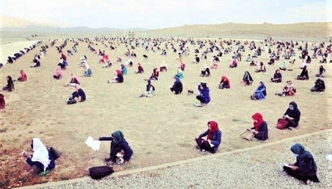 Jovens afegãs fazem provas do vestibular na praia, nem o coronavírus as consegue impedir!