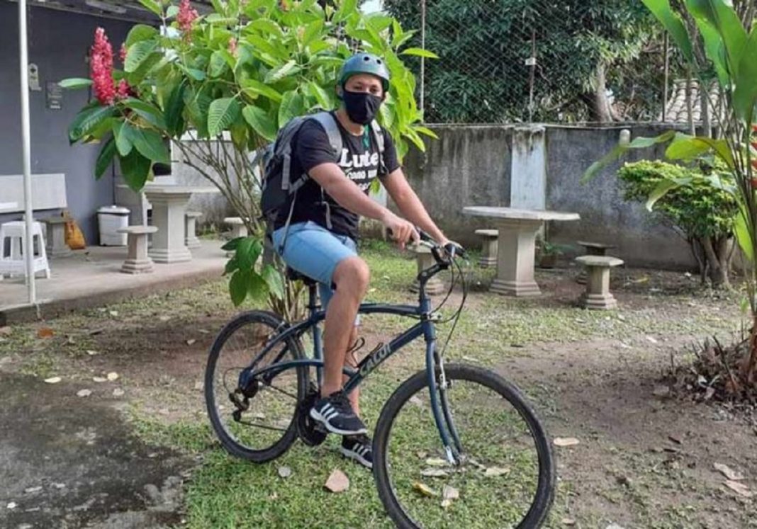 Professor pedala 7 km em sua bicicleta e leva ensino para seus alunos sem internet nesta pandemia