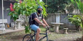 Professor pedala 7 km em sua bicicleta e leva ensino para seus alunos sem internet nesta pandemia