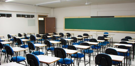 “Com a Covid-19 reabrir escolas agora é genocídio”, afirma pesquisador da FGV