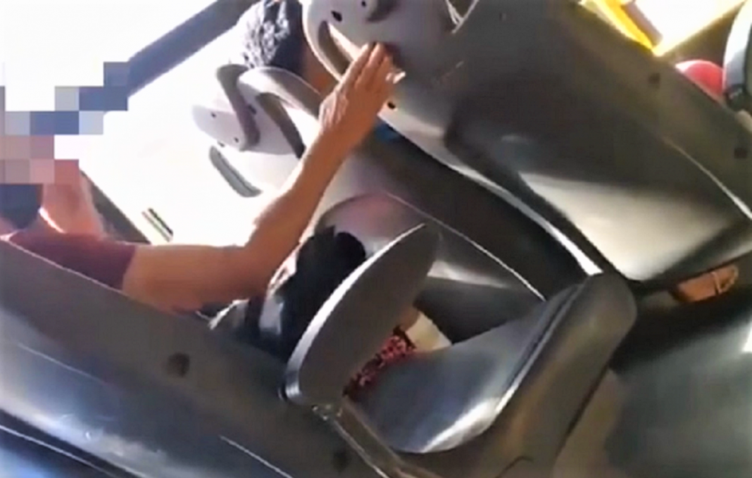 Idosa foi filmada passando saliva em bancos de ônibus e viralizou na internet