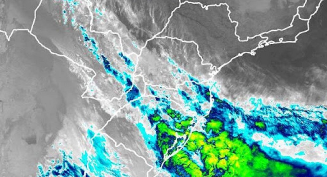 Novo ciclone chega ao RS, deixa ruas alagadas e mais de 300 moradores saem de suas casas.