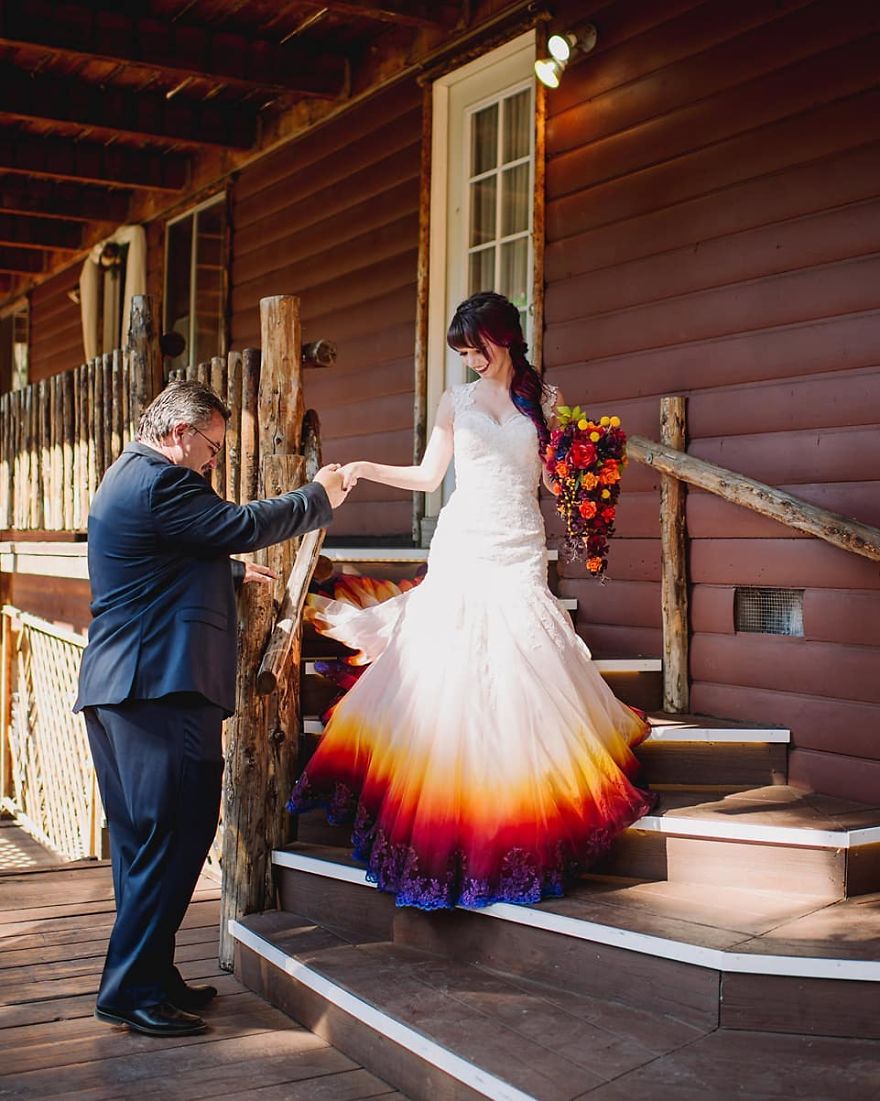 sensivel-mente.com - Artista inicia um negócio de vestidos de noiva coloridos depois que seu vestido de “ fogo” viralizou na internet