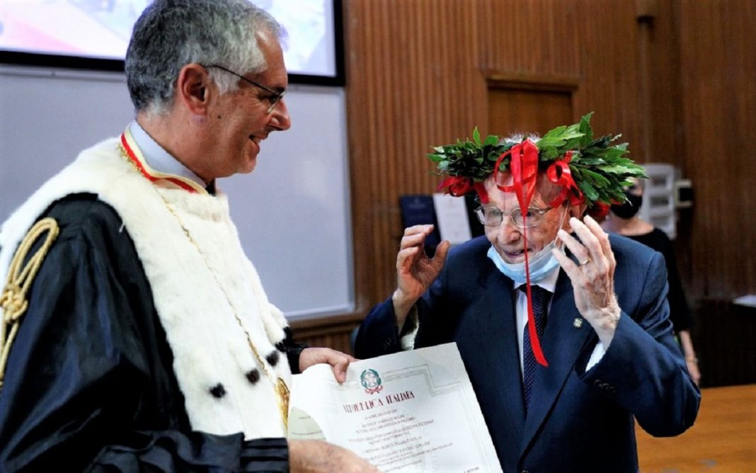 Com 96 anos, ele realizou seu sonho de se formar em História em uma universidade da Itália