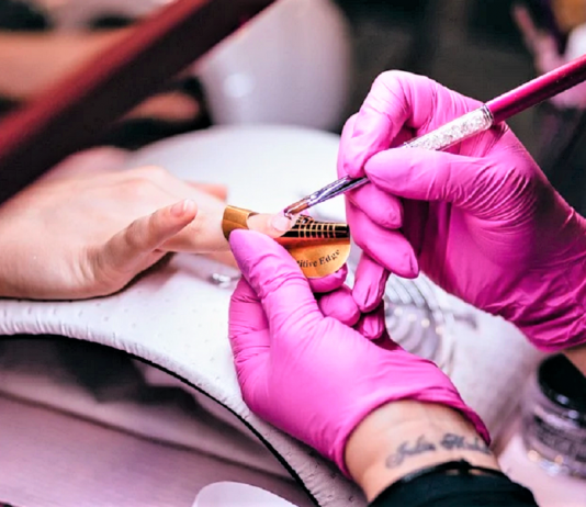 Mulher infectada com covid-19 foi à manicure e só avisou que estava com o vírus um dia depois