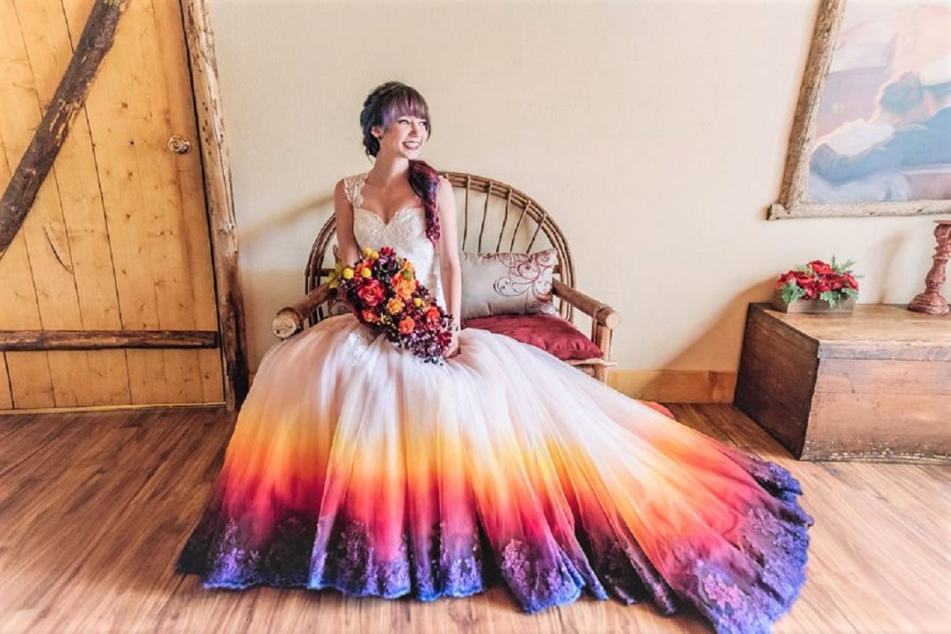Artista inicia um negócio de vestidos de noiva coloridos depois que seu vestido de “ fogo” viralizou na internet
