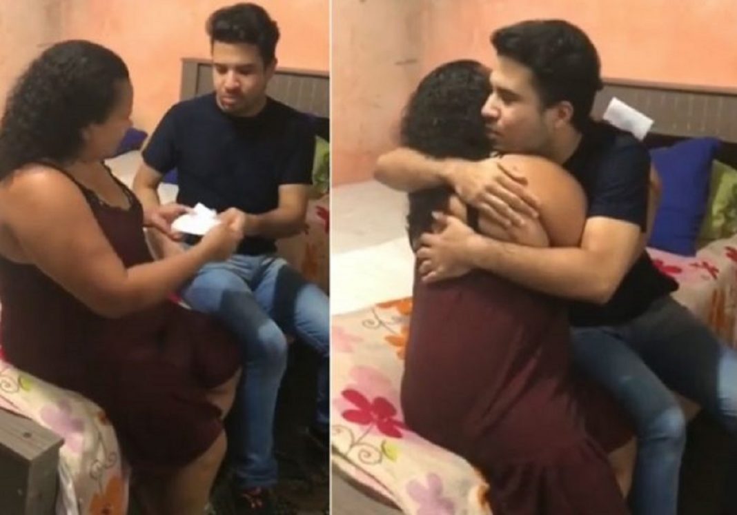 Filho recebeu seu 1º salário e fez uma surpresa emocionante para sua mãe: vídeo