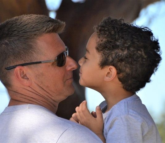 Pesquisa revela que mais da metade dos pais dizem ter se aproximado dos filhos devido a pandemia