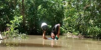 Professor caminha 30 Km e atravessa riacho com água pelo pescoço para imprimir material didático dos alunos indígenas em Roraima.