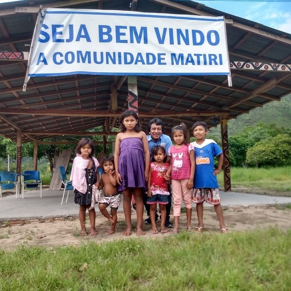 sensivel-mente.com - Professor caminha 30 Km e atravessa riacho com água pelo pescoço para imprimir material didático dos alunos indígenas em Roraima.