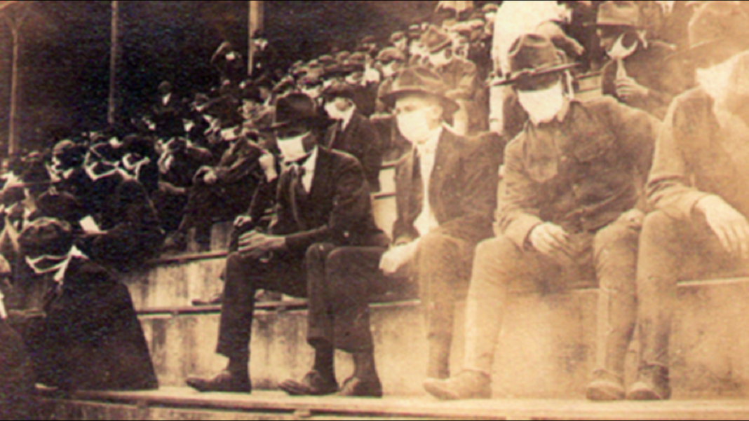 Imagem vintage mostra fãs de futebol usando máscaras durante a pandemia de 1918