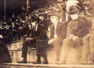 Imagem vintage mostra fãs de futebol usando máscaras durante a pandemia de 1918