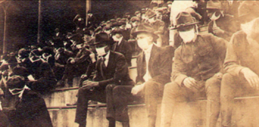 Imagem vintage mostra fãs de futebol usando máscaras durante a pandemia de 1918