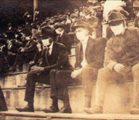 Imagem vintage mostra fãs de futebol usando máscaras durante a pandemia de 1918