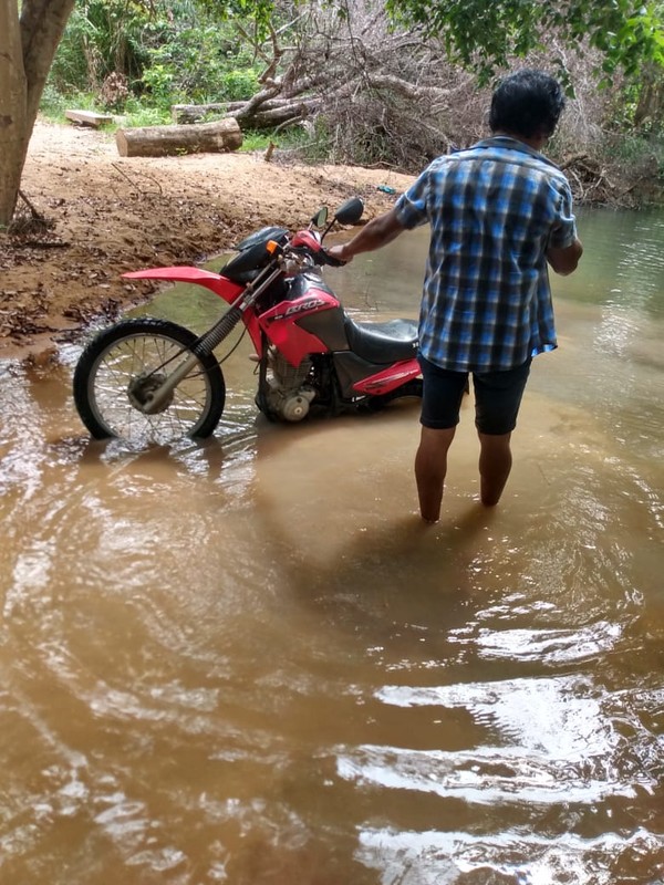 sensivel-mente.com - Professor caminha 30 Km e atravessa riacho com água pelo pescoço para imprimir material didático dos alunos indígenas em Roraima.