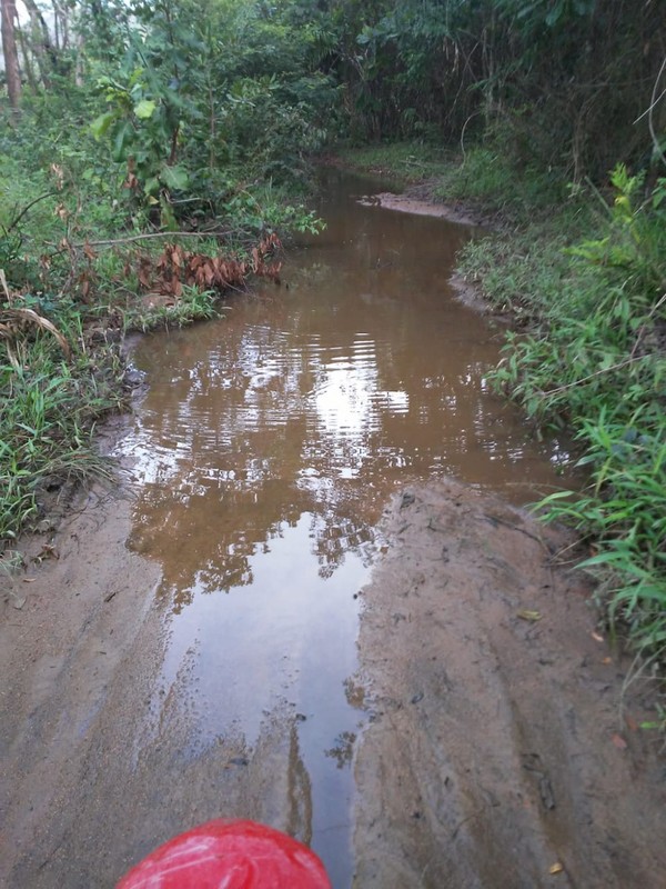 sensivel-mente.com - Professor caminha 30 Km e atravessa riacho com água pelo pescoço para imprimir material didático dos alunos indígenas em Roraima.