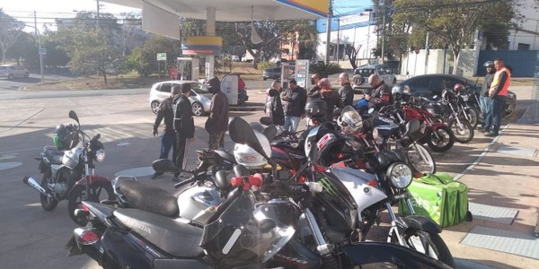 Motoboys protestam com buzinaço no condomínio do morador que fez ofensas racistas contra motoboy, em Valinhos