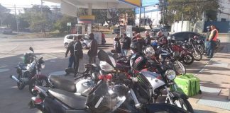 Motoboys protestam com buzinaço no condomínio do morador que fez ofensas racistas contra motoboy, em Valinhos