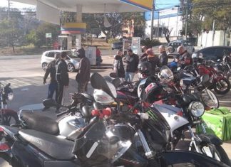 Motoboys protestam com buzinaço no condomínio do morador que fez ofensas racistas contra motoboy, em Valinhos