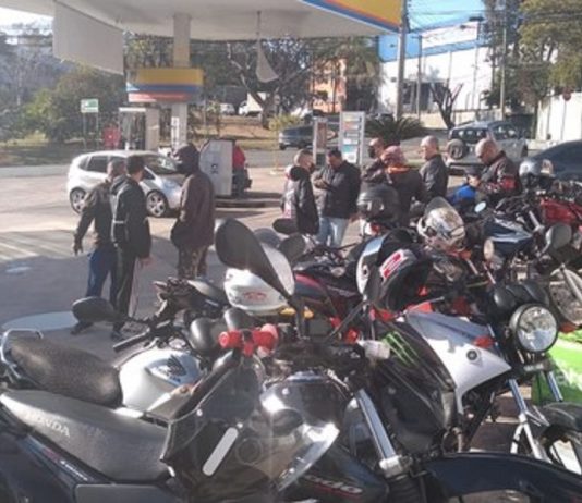 Motoboys protestam com buzinaço no condomínio do morador que fez ofensas racistas contra motoboy, em Valinhos