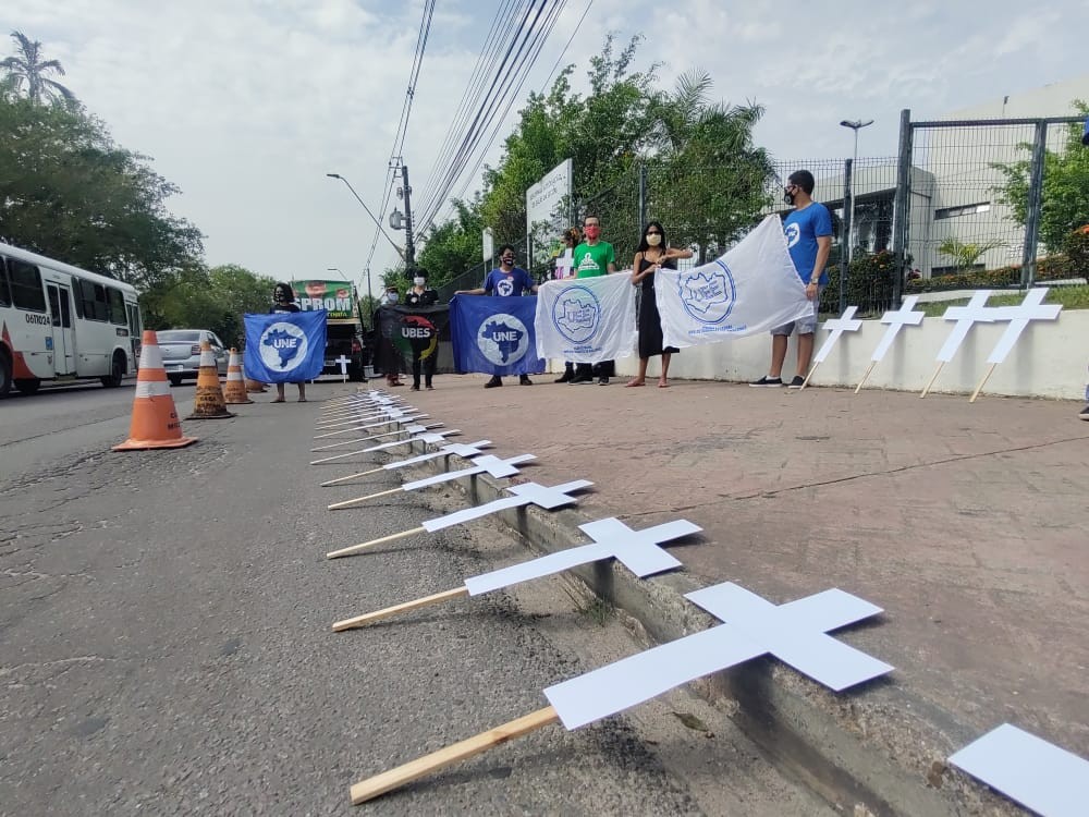 sensivel-mente.com - Como foi a volta às aulas em Manaus: “muitos deboches, memes e máscara gigante”