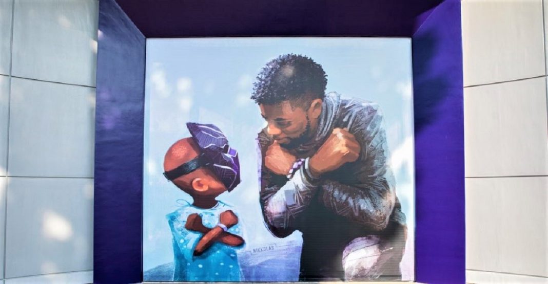 Belo mural em homenagem a Chadwick Boseman foi revelado na Disneylândia. Wakanda para sempre!