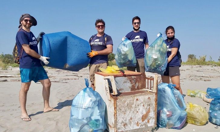 sensivel-mente.com - O avô de 85 anos se dedica a limpar o lixo das praias. Ele é um exemplo para sua comunidade