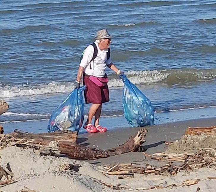 sensivel-mente.com - O avô de 85 anos se dedica a limpar o lixo das praias. Ele é um exemplo para sua comunidade