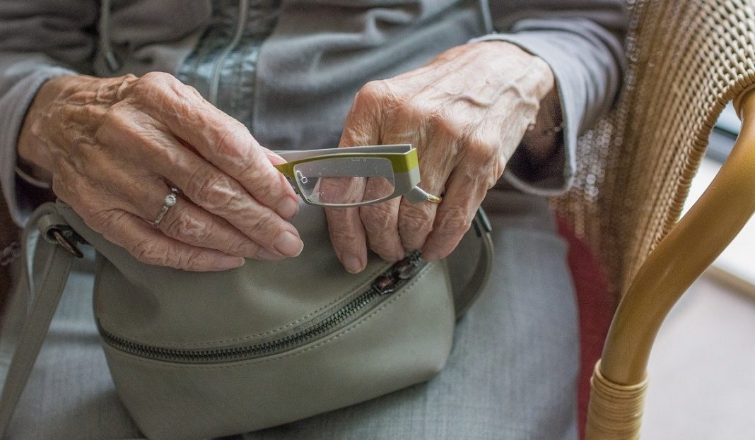 A miséria moral de uma sociedade que minimiza a morte de seus idosos