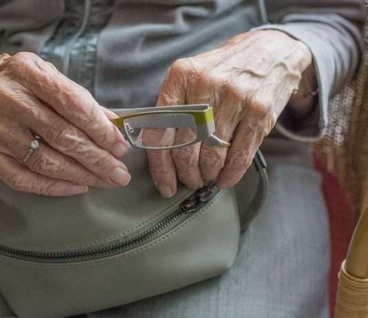 A miséria moral de uma sociedade que minimiza a morte de seus idosos