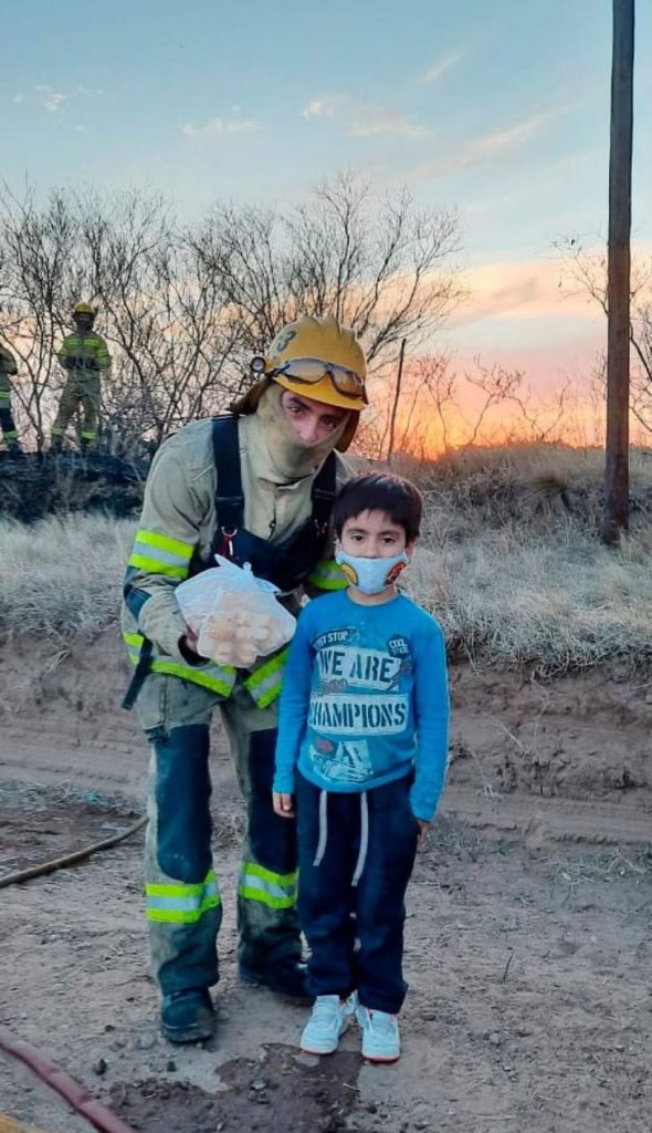 sensivel-mente.com - Lorenzo gasta suas economias para ajudar bombeiros de Córdoba.