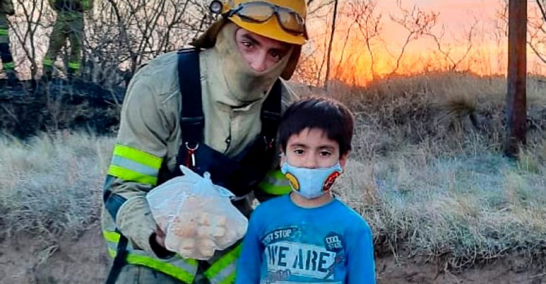 Lorenzo gasta suas economias para ajudar bombeiros de Córdoba.