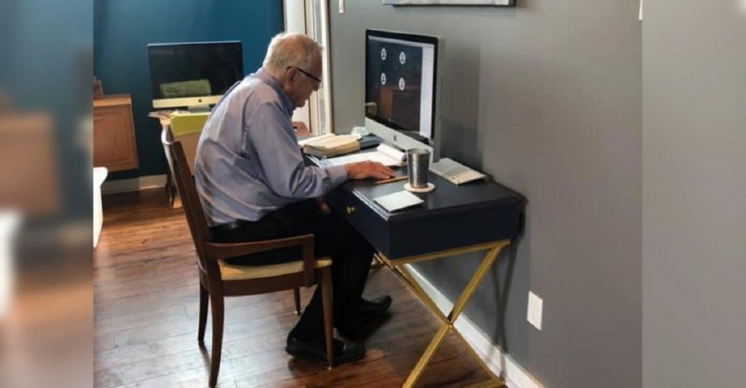 Professor de 91 anos gosta de dar aulas virtuais. Ele se comporta como um “especialista” em tecnologia