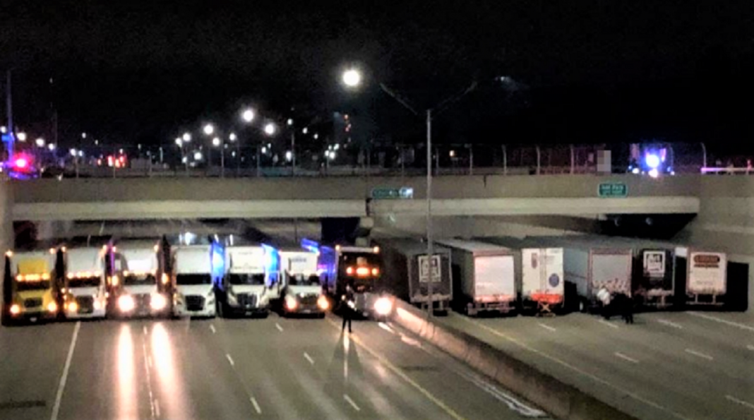 13 caminhoneiros se uniram para ajudar a polícia a salvar homem que ia pular de um viaduto