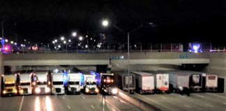 13 caminhoneiros se uniram para ajudar a polícia a salvar homem que ia pular de um viaduto