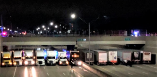 13 caminhoneiros se uniram para ajudar a polícia a salvar homem que ia pular de um viaduto