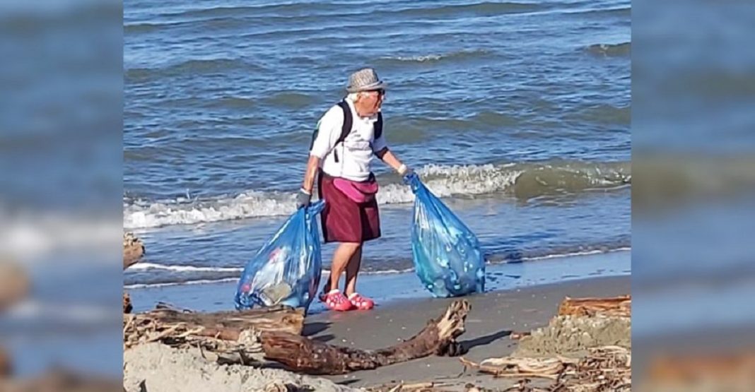 O avô de 85 anos se dedica a limpar o lixo das praias. Ele é um exemplo para sua comunidade