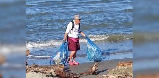 O avô de 85 anos se dedica a limpar o lixo das praias. Ele é um exemplo para sua comunidade