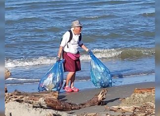 O avô de 85 anos se dedica a limpar o lixo das praias. Ele é um exemplo para sua comunidade