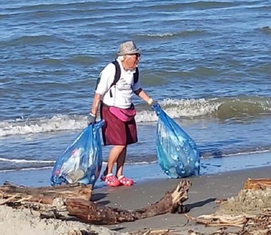 O avô de 85 anos se dedica a limpar o lixo das praias. Ele é um exemplo para sua comunidade