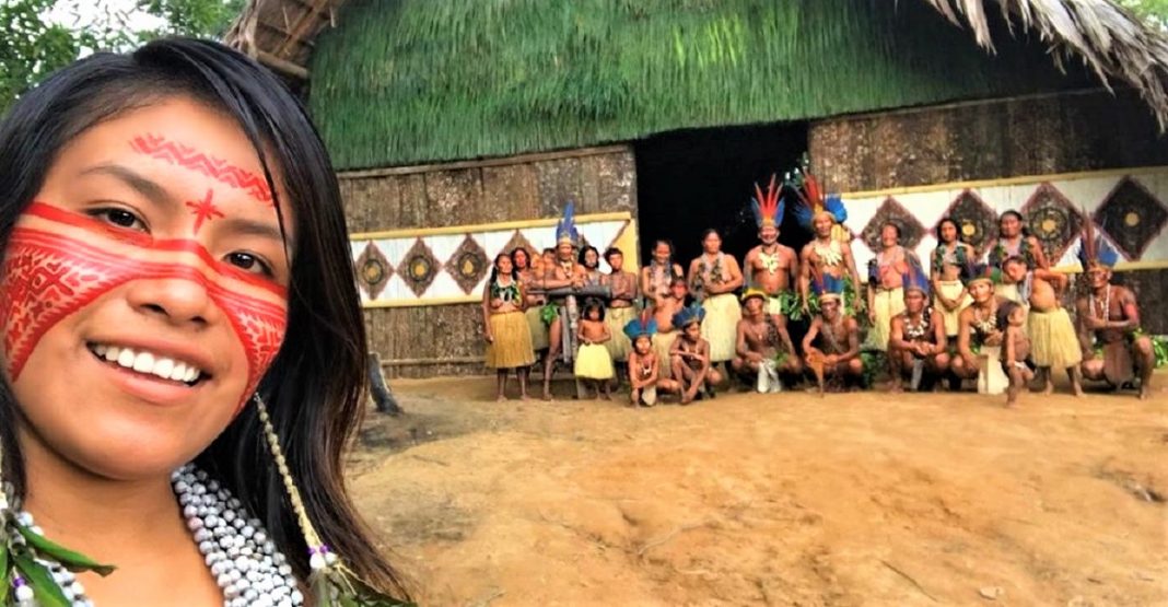 Jovem indígena se torna uma influenciadora do TikTok e mostra sua cultura para o mundo. Orgulho da Amazônia