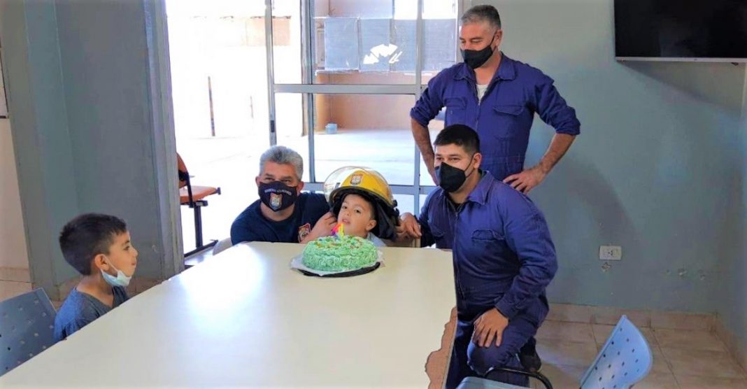 O menino que foi salvo pelos bombeiros comemorou seu aniversário com eles.