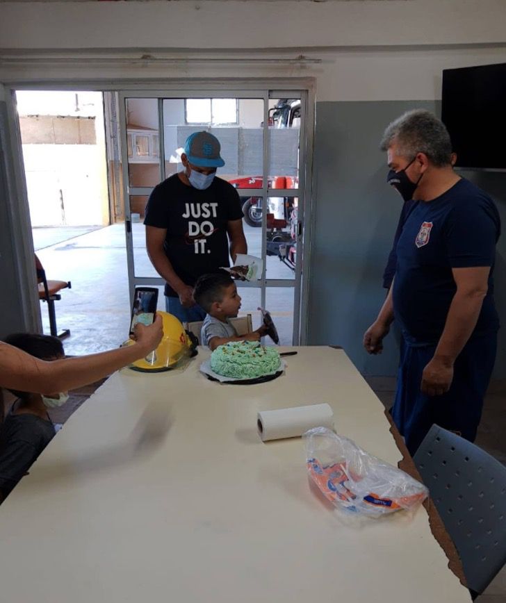 sensivel-mente.com - O menino que foi salvo pelos bombeiros comemorou seu aniversário com eles.