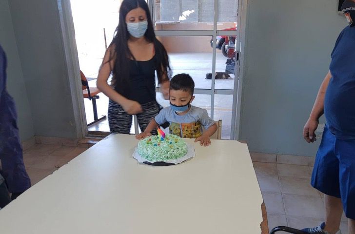 sensivel-mente.com - O menino que foi salvo pelos bombeiros comemorou seu aniversário com eles.