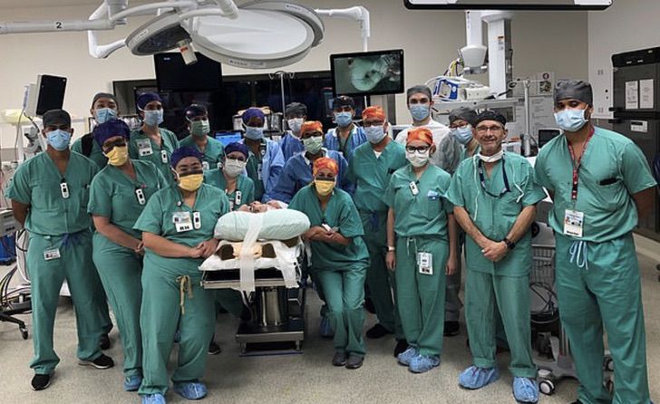 Captura de Pantalla 2020 10 30 a las 11.57.38 - Gêmeas siamesas passaram por uma cirurgia de 24 horas. Graças a Deus e aos médicos foi um sucesso!