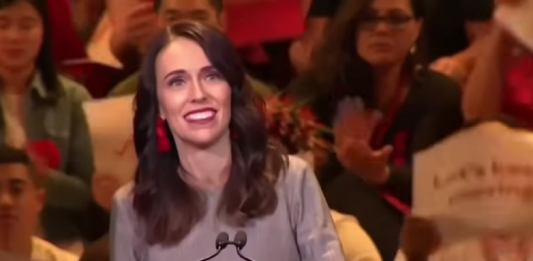 Jacinda Arden praticamente erradicou Coronavirus de suas terras e agora foi reeleita primeira-ministra da Nova Zelândia
