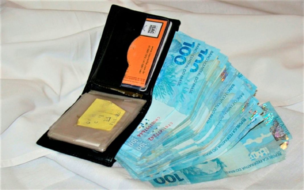 O cortador de cana Odair achou uma carteira com R$ 8 mil em uma praça. O que você faria? Veja o que ele fez.
