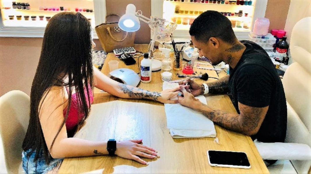 Homem supera preconceito se torna “manicure”