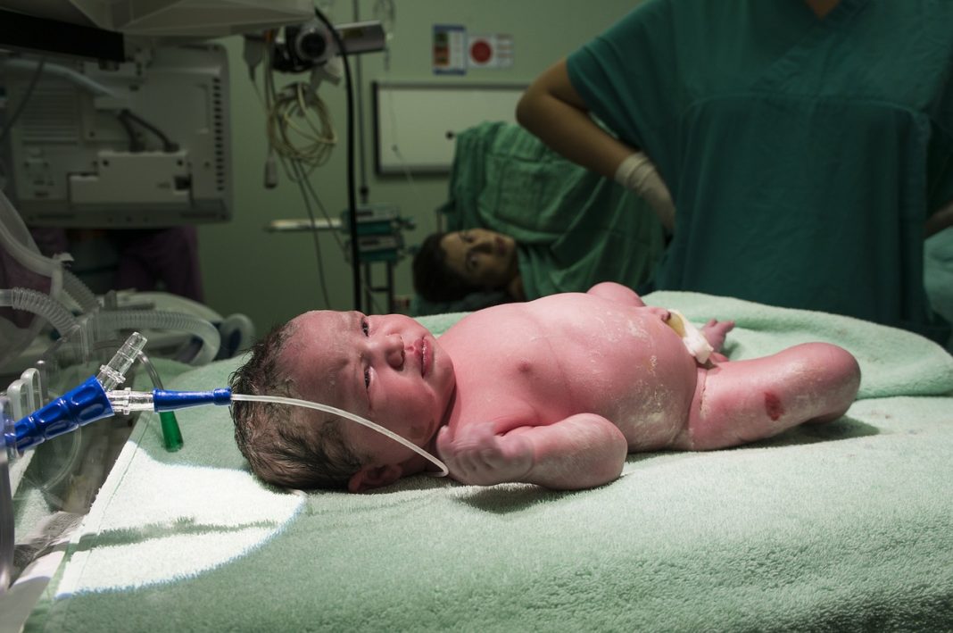 Nasce um bebê com anticorpos contra a Covid-19 na Espanha